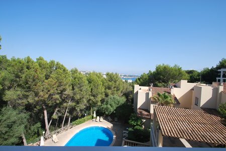 Precioso apartamento con vistas al mar y piscina en Bendinat